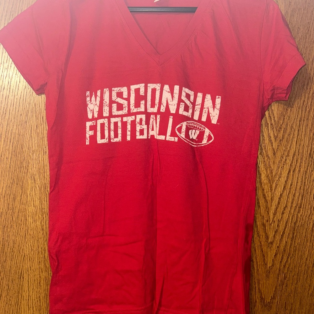 Wisconsin Football Red Women’s V-Neck fitted T-Shirt